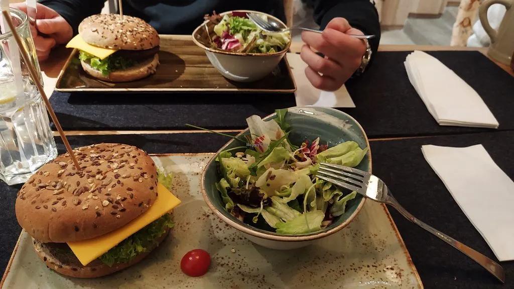 Hans Im Glück Salate & Bowls Speisekarte