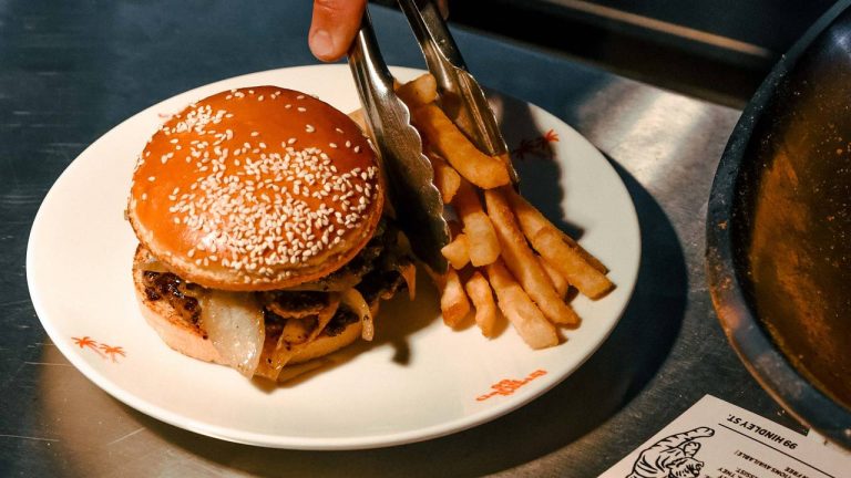 The Iconic Rockabilly Burger: What Makes It a Fan Favorite?